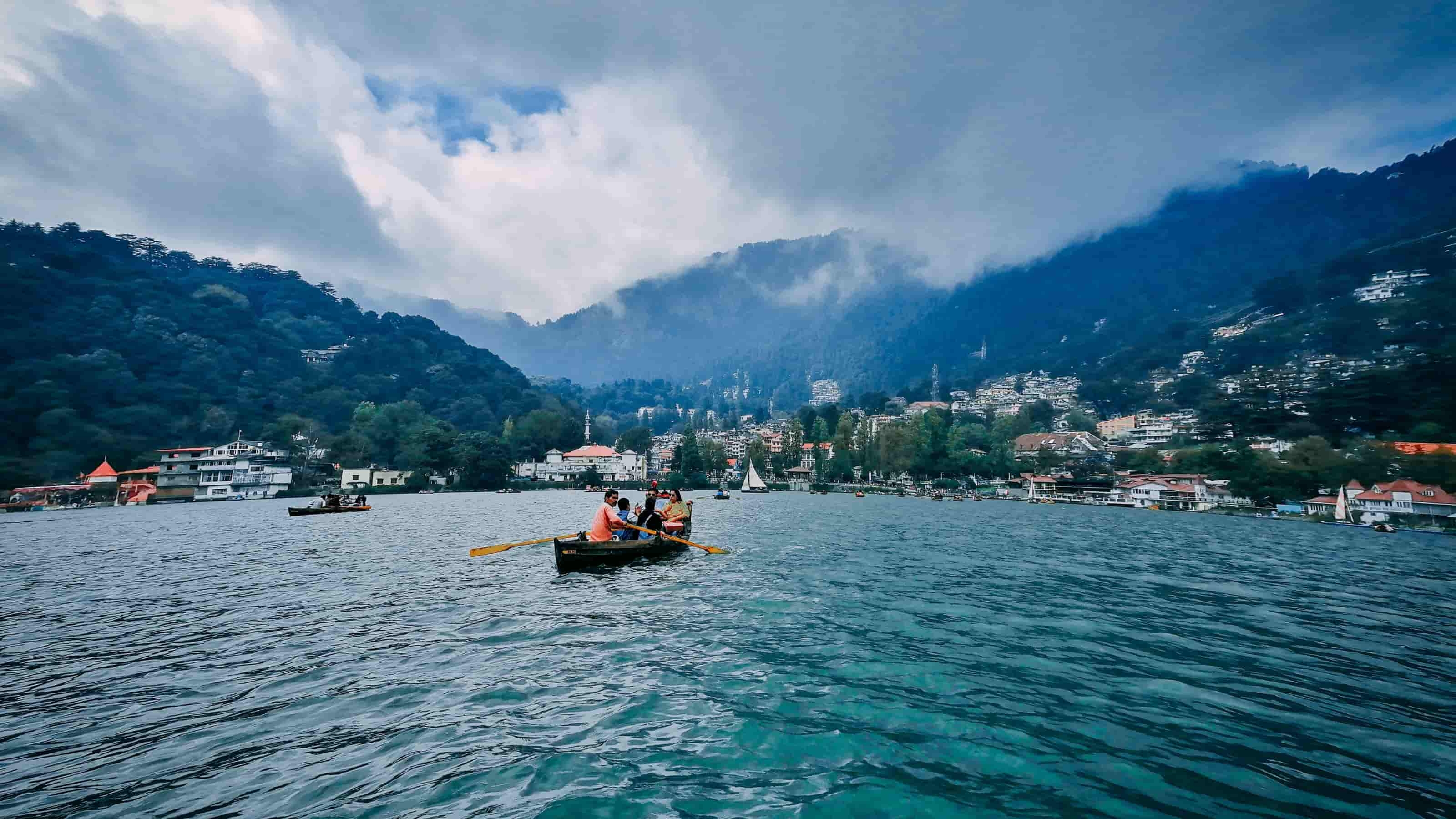 File:Upper Mall Road, Nainital.jpg - Wikimedia Commons